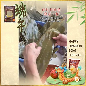 HOW TO WRAP BAK CHANG 如何包肉粽 Let’s learn how to wrap Bak Chang together! Practice makes perfect! If you’re not naturally gifted in the ways of origami, you’re in for a treat! Watch this video to test and master your skills during this Dragon Boat Festival and enjoy a healthier dumpling feast with Thai King Brown rice. You can also mix this rice with Glutinous rice if you prefer it sticky. 让我们一起学习如何包肉粽吧！ 慢慢的熟能生巧！ 如果您不擅长折纸，那么您将大饱眼福！ 观看此视频，在端午节期间测试和掌握您的技能，并享用泰王糙米制成的更健康的粽子盛宴。如果您喜欢粘稠的米饭，也可以将这种米饭与糯米混合。