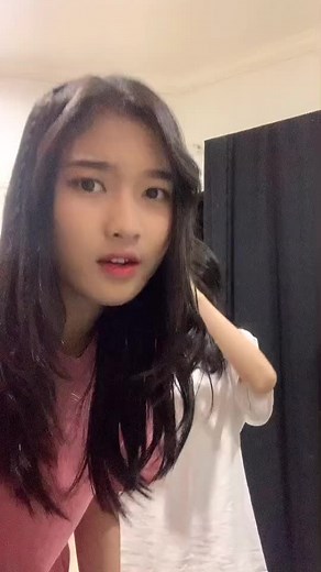Flora JKT48 Geleng Geleng Kepala Dance: TikTok Video Trending