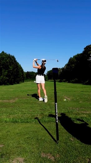 伊藤 真利奈 / Marina Ito | . Making golf filming easy!! @irangesports_ 地面に刺せるタイプがあるので、ゴルフ場での撮影が簡単に！ おすすめです🏌️‍♀️✨ #irangesports #callaway #callawayapparel... | Instagram