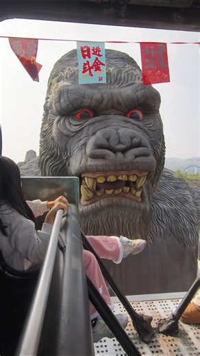 King Kong vs ladki ! 🚂💥#viral #gorillatag #shortsfeed