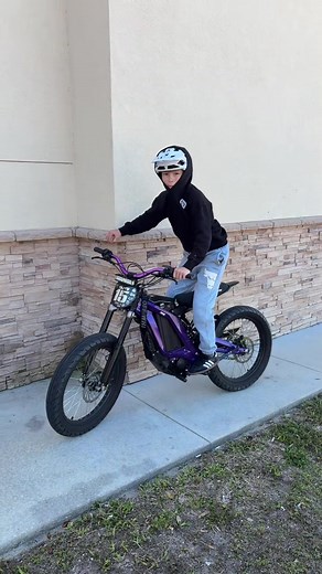 Bruuh first key 🔑 a surron in extreme good condition with a full purchased of $1400 72v battery 1000 miles Top speed up to 75mph Reverse mode Traction control 3 driving mode 2 keys Charger Manual #surron #surrontuning #surronlightbee #surronx #surronbike #surronebikes #surronbikesforssleireland #surronxbike #super73community #surronelectricbikes #surronultralightbee #surronyouth #surronstorm #surronbikes Uk #surronultrabeeenduro #surronbikeforsale #surronbikesforsalespain #surronbikesforsalebir
