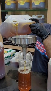 7.1K views · 101 reactions | زيت سمسم بلدي خالص 100% سعر اللتر 7000 ريال المصدر محافظة أبين العنوان صنعاء حدة المدينة شارع صفر جوار مسعود للصرافة وصيدلية الشروق مقابل لك ولطفلك للملابس تلفون واتساب 777480646 | الصباحي لتجارة العسل اليمني | Facebook