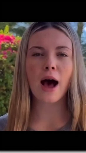 DrFreaknstein on Instagram: "#日本利用压电瓷砖将脚步转化为电能。这些瓷砖捕捉来自你脚步的动能。当你行走时，你的重量和动作会对瓷砖产生压力。瓷砖会轻微弯曲，从而产生机械应力。瓷砖内部的压电材料将这种应力转化为电能。每一步都会产生少量电荷，而数百万步结合在一起就能产生足够的电力来驱动 LED 灯、数字显示屏和传感器。在像涩谷车站这样繁忙的地方，每天大约有 240 万个脚步为这一系统作出贡献。这些电能可以被储存或立即使用，从而减少对传统电力来源的依赖，并支持可持续的城市基础设施。这种方法将日常运动转化为实用的可再生能源 #日本 #知识 #事实 #你知道吗 #推荐 #科技 #创新 #历史 #技术 #实验 #热门 日本利用压电瓷砖将脚步转化为电能。这些瓷砖捕捉来自你脚步的动能。当你行走时，你的重量和动作会对瓷砖产生压力。瓷砖会轻微弯曲，从而产生机械应力。瓷砖内部的压电材料将这种应力转化为电能。每一步都会产生少量电荷，而数百万步结合在一起就能产生足够的电力来驱动 LED 灯、数字显示屏和传感器。在像涩谷车站这样繁忙的地方，每天大约有 240 万个脚步为这一系统作出贡献