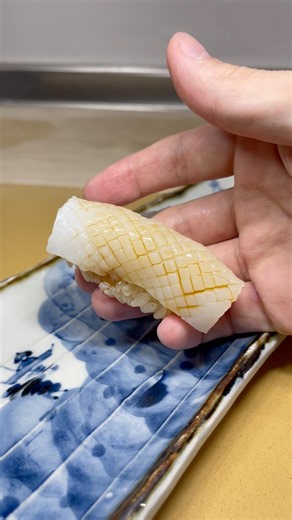 繊維がすぐにほどける絶妙な食感。噛むほどに広がる上品な甘み。#スミイカ #烏賊 #イカ #寿司 #sushi