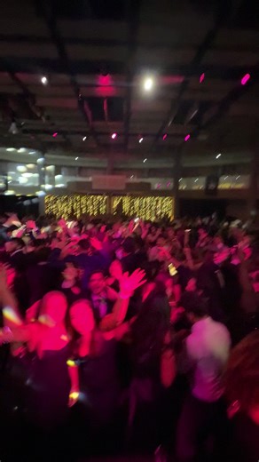 When the Crowd Outshines the Speakers