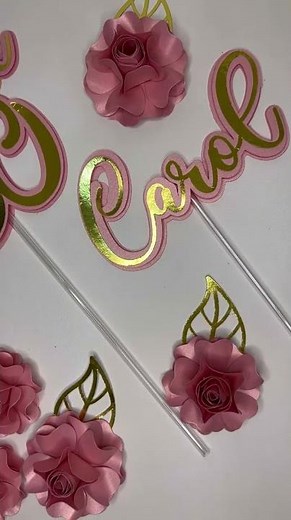 Topo de bolo de repente 30 com flores e nome em papel perolado com aspecto 3D em camadas
