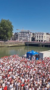 Quel moment, aussi, avec cette interprétation de "Txoria, txori / Hegoak" par Julie Rouault accompagnée de l'ensemble du public rassemblé sur la place de la Liberté et ses abords. #FDB2024 #fêtesdebayonne2024 | Fêtes de Bayonne