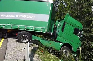 A3: Familie bei Unfall schwer verletzt - Autobahn komplett gesperrt
