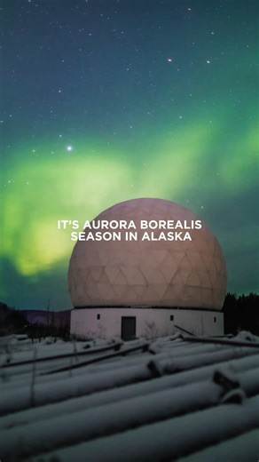 La temporada de auroras boreales en Alaska ya comenzó! Hasta mediados de abril, el cielo se ilumina con impresionantes tonos verdes que crean un espectáculo natural inolvidable. Si ver las auroras boreales está en tu lista de sueños, este es el momento ideal para planear ese viaje. | Visit The USA