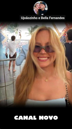 bela fernandes dançando com um copo na cabeça