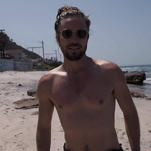 We shot a little BTS of ‘Til I Found You so you can see in full glory just how terrifying this experience was for me 😅. Hit the link below and play along with the little bribe to see the vid in full. It’s worth it. xx http://px.jeremyloops.com/btsfb | Jeremy Loops