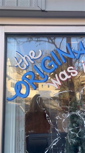 We’ve started laying the magic in town for this year’s Clark’s Summit Festival of Ice 🧊 celebrating the American 🇺🇸 Dream! There’s so much that goes on behind the scenes to prepare town for the beautiful winterscape that you’ll experience in downtown over that weekend. Be sure to slow down and give our incredibly talented artist - window painter, Darlene, a little toot when passing by, while enjoying her art! We’re so thankful for her talents and dedication to our festival every year! . . Ano