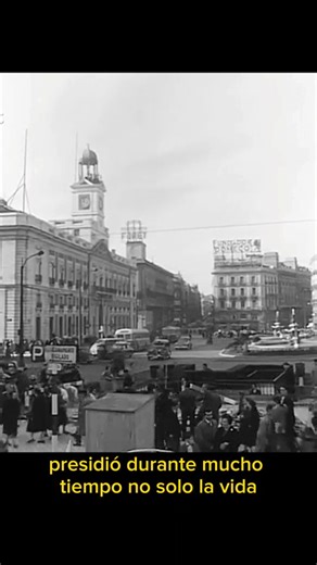 🕛 RELOJ DE LA PUERTA DEL SOL (1960) 🕛 🎉 Para comenzar 2026, traemos este pequeño fragmento de la historia y el funcionamiento del reloj más famoso de España, con el que hace solo unas horas much@s dimos la bienvenida al nuevo año. ⏰ El reloj está instalado en la Puerta del Sol desde 1865. 🍇 La tradición popular de tomar las uvas al son de las campanadas parece comenzar en 1909, aunque algunos la relacionan con una costumbre burguesa importada de Francia en el siglo XIX. 📰 En 1915, el antigu