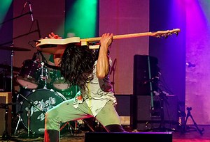 16 Tips And Tricks To Boost Your Stage Presence For Guitarists & Bassists - Perform Wireless