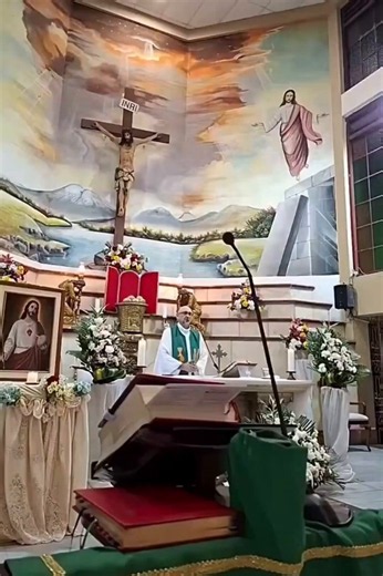 TROPICXS MEDIA on X: "⛪️🕊 Tragedia en plena misa 😔 Un padre que estaba dando una misa en Guayaquil, Ecuador, falleció después de que le cayera una cruz de Cristo crucificado en la cabeza. Al parecer, murió al instante." / X