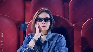 Woman in 3D glasses got scared at the cinema