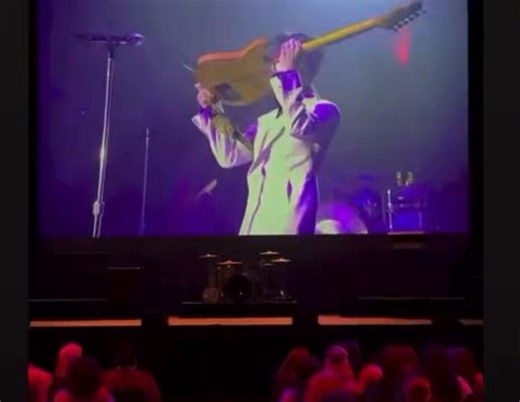 this January 20, 2007 RIO Las Vegas footage is bananas hopefully it’s part of the @SonyLegacyRecs 3121 box setdon’t U wanna come?LISTEN 2 THAT GUITAR now . . . WHO recorded Black Sweat#NPG #PRINCE #PRINCE4EVER