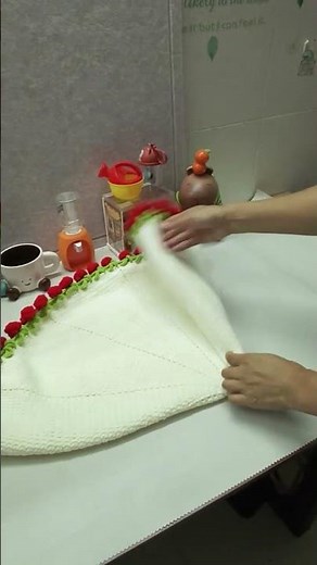 Crochet a rose bouquet blanket: the perfect gift for yourself or a loved one.