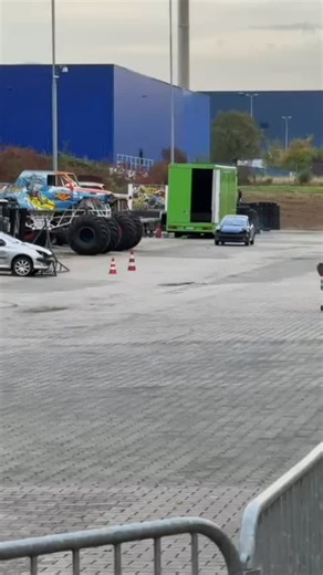 Korkenzieher Crash 💥 Nur noch zweimal dieses Jahr 🏁 Jetzt Tickets für 2026 sichern 🎫 #teamlagrin #stuntcrew #monstertruck #brokenhead #stuntman #carcrashes #fullspeed #professionel #stuntdriver | Lagrin's Action Sport Team