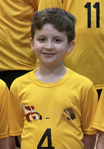 Me disculpo por los gritos de loca 😅 pero aquí proud mom oficialmente convertida en volleyball mom 👩🏼🏐 Primer carnaval de volleyball infantil y fue nail-biting hasta el final. Primer juego: ganamos 1er set, perdimos 2do por un pelito y ganamos el 3er set 💪✨ Segundo juego aún más cerrado 😬 Ahora toca practicar duro para next weekend 🤍 Déjenle un 🏐 en los comments a estos mini atletas 👏 #VolleyballMom #KidsVolleyball #SportsMom #ProudMom #youthsports