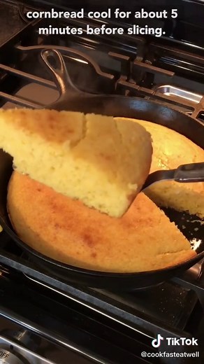 Delicious Skillet Cornbread Recipe