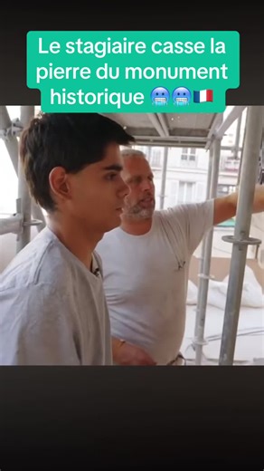 Le stagiaire casse la pierre du monument historique