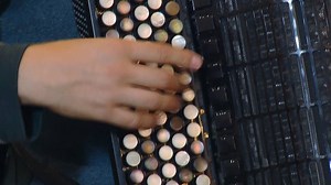 Kender du forskellen på en harmonika og en accordion? Det gør Bjarke Mogensen fra Bornholm, der er uddannet fra Det Kongelige Danske Musikkonservatorium. I aften kan du høre ham spille i Musikhjørnet klokken 19.45. (Det er ret imponerende med lyd) | TV 2/Bornholm