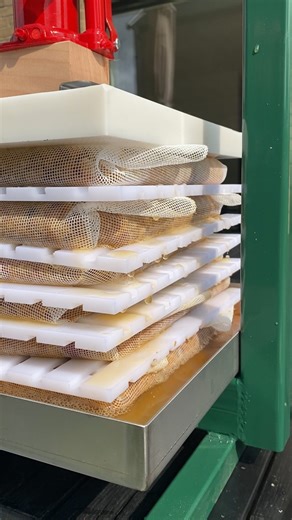 Maximera utbytet ur varje frukt! 🍏 Vår Hydrauliska Packpress 30L är utrustad med flera lager pressplattor som fördelar fruktmassan jämnt och ger ett högt, effektivt tryck för mer must, juice och cider av högsta kvalitet. #rååpress #fruktpress #hydropress #äppelmust #skördetid #must #trädgårdsliv | Rååpress