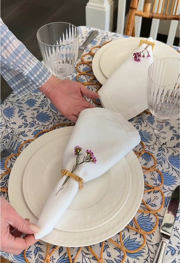 ✨ Freshen up your space with a simple yet stunning spring table arrangement! 🌸🌿 Perfect for brightening up any room this season. Easy DIY ideas for a cozy vibe. 🏡💐 #SpringDecor #TableSetting #HomeInspo #DIYDecor #SpringVibes #InteriorDesign #TableArrangement #DecorIdeas #FreshAndSimple