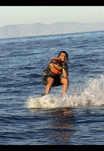 T’es pas algérien si tu y arrives pas ! Qui pour relever le défi ? Session wakeboard comprise dans chaque excursion de 4h #wakeboarding #algeria #oran #capfalcon #baladeoran