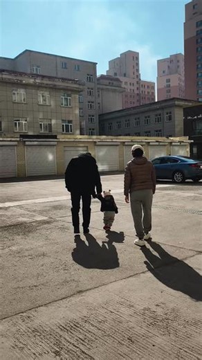 你用小小的脚步， 走出了独立的第一步。跌倒是成长，迈步是勇敢，谢谢你，让我见证生命最温柔的奇迹。愿你前路坦荡，步步向阳。#宝宝成长记