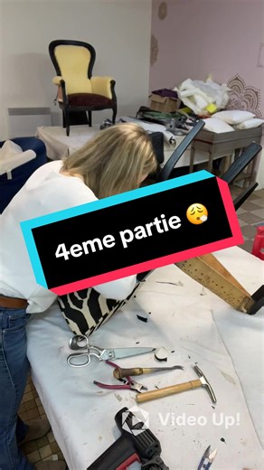 4ème partie !!!! 😮‍💨 le dossier extérieur est l’étape final du dossier 🤩 fini à la main en point caché et clous décoratifs noir mate en jonction avec la boiserie noire également 😉 le passe-poil sur les 3 côtés permet une belle transition entre le dossier intérieur et extérieur 😍 je le couds direct au tissu c’est net! (Même si c’est pas dans les règles de l’art 🙄 ce qui compte c’est la beauté finale ) et après on passe à quoi???? L’assise bien sûr !!!! J’espère que vous avez bien pris des n