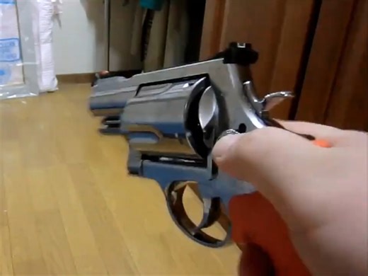 近距离体验史密斯威森M500火药动力砸炮枪 转轮结构的机械美学 | 武器科普