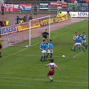 SIEDEM GOLI W MECZU! 😱🇵🇱 1995 rok, Zabrze i zwycięstwo reprezentacji Polski 4:3 z Izraelem po bramkach: Piotra Nowaka, Andrzeja Juskowiaka, Wojciecha Kowalczyka i Romana Koseckiego. ⚽️ A ten ostatni gol? Piękny, warto zobaczyć! ⤵️ WIDEO 👉 lnp.pl/POL-ISR-1995 | Łączy nas piłka