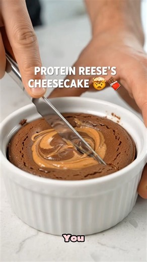 PROTEIN REESE’S CHEESECAKE 🤯🥜🍫 Single-serve, chocolatey, creamy, and loaded with peanut butter!