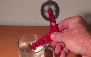 自动旋转，有人知道这是怎么回事吗？