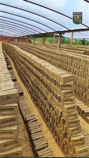 BATALHÃO DE OPERAÇÕES AMBIENTAIS - BPMOA on Instagram: "🚨⚓ PMGO ⚓🚨 COMANDO DE OPERAÇÕES DE CERRADO – COC BATALHÃO DE OPERAÇÕES AMBIENTAIS NO COMBATE AO FUNCIONAMENTO IRREGULAR DE OLARIA SEM LICENÇA AMBIENTAL No dia 06/01/2026, a equipe do Batalhão de Operações Ambientais (BPMOA) localizou duas olarias em funcionamento irregular na zona rural do município de Campestre-GO. Durante a fiscalização, foi constatado que ambas as unidades realizavam a fabricação de tijolos sem a devida licença ambient