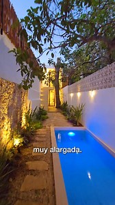 ESPECTACULAR MINI CASA ALARGADA | Obras Ajenas | TRIA MX En este video recorremos una casa en Mérida con un terreno atípico: apenas 4 metros de frente y 60 metros de fondo. Un verdadero reto que los arquitectos resolvieron con inteligencia, creando una vivienda funcional, acogedora y luminosa. A través de patios internos estratégicamente colocados, se logró una ventilación cruzada natural y una iluminación eficiente que transforma lo que podría parecer una limitante en una experiencia espacial ú