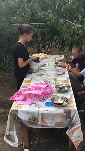 1.1M views · 9.6K reactions | Priviți acest filmuleț. Andreea de doar 14 anișori, ne dă o lecție de viață, nouă tuturora ! Odată cu decesul mamei lor, ea a devenit stâlpul casei, tatăl este la închisoare, iar ea este "mamă" pt cei 8 frați !! M-a emoționat profund această fetiță, căruia copilăria i-a fost răpită. | Casa Share | Facebook