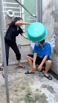 Vợ đổ xô nước lên đầu chồng vì chậm chạp #thanhlongnguyen #haihuoc #comedy