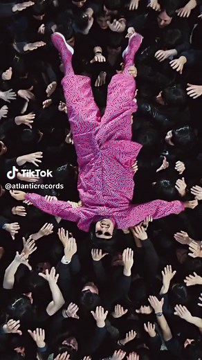 “BOUNCE” @Oliver Tree‘s NEW SONG VIDEO OUT NOW 🖤🩷🖤