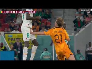 Frenkie de Jong hit sinegal players balls