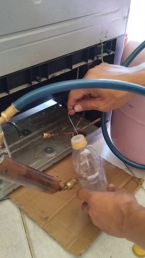 1.6M views · 17K reactions | The flushing process uses R11 driven by R410a Refrigerant Guaranteed to be good. It doesn't matter if it's a little expensive, the important thing is quality results and satisfied consumers六‍ @sorotan Semua Orang #Refrigerator #reel #trending #service #reparasi #overhaul #airconditioner #hvac #maintenance #servicependingin #electronica #teknisipendingin #electrical #flushing #technical | Bintang Teknik Pgk | Facebook