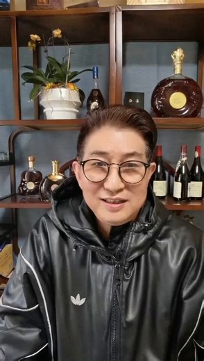 🚨报平安！（还是不平安？🙄）沈启家真的被传唤、关黑屋了！具体情况请看图片。目前沈启家的苹果手机和网络被控制了，所以不能再对外联系，出门儿也总有人在盯着，但人暂时平安！不过，日前这个处罚书，可能并不是最终处理结果。据说沈启家的事情上面已经有文件，但内容不详。 警方警告他说：“再翻  墙就关进去了……”沈启家说，可能是因为外边媒体曝光度很大，起到了保护他的作用，但过一下风头，有可能就会对他进行秋后算账。所以，请大家持续保持对他的关注度！这两份处罚书，一份是前几天的（4月2号，也他从网上消失后的），一份是前年的。当时他发了一张把习近平P成慈禧的图片，就因为此事也进了公安局！太荒谬了！保护勇士，请大家广传！又：他的处罚书没敢写他骂了共产党了，只敢说他用了VPN，翻了墙、发了「境外视频」，浏览了Telegram 等等。这不是中共自己承认用了VPN，翻了墙、发了「境外视频」，浏览了Telegram等等就算「犯法」吗？