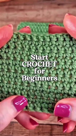 If you’ve been wanting to learn crochet but didn’t know where to start — this is it 🧶💛 This is the very beginning of crochet: ✨ a slip knot ✨ a foundation chain ✨ and your first stitches This is single crochet 🇺🇸 / double crochet 🇬🇧 — the most beginner-friendly stitch there is, and the foundation of so many brilliant projects. Go slow. Let your hands learn. You don’t need to be perfect — you just need to start. And once you’ve got the hang of this stitch, a whole world of crochet opens up 