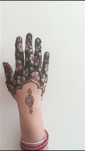 “✨️🌸Delicate art for delicate hands 🌸✨️”#mehndi #hennadesign #youtubeshorts #viralvideo#mehndidesign