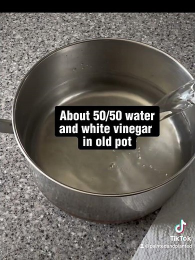 How to clean hardware with vinegar. This works great and no harsh chemicals! #furnituremakeover