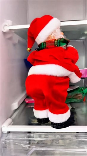 Santa makes everyone dance,it's the perfect Christmas 🎄#santa #santadance #christmas #dancingsanta