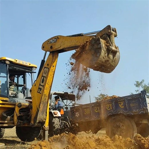 jcb ne kiya tractor me mitti loading #jcb #shorts #loading #tractor #jcp #jcb3dx #farming #pvlog