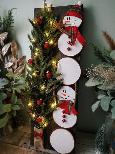 Hey y'all ❤️ Here's the short video on my snowman sign similar to my hand painted snowman sign! I've been on a bit of a snowman kick lately but I love them ☃️ lol This would've made a great YouTube video, I may create another so I can make an actual tutorial on it. Anywho, I hope you enjoy & have a beautiful Tuesday! Supplies will be down below also! #christmascrafts #snowmancrafts #snowmandecor #christmasdiys #christmasdecor #woodslice #rusticchristmas #woodsign #gifts | Love Crafted Decor